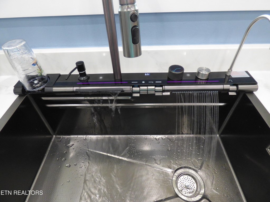 Crossville, Tennessee, 38572, United States, 2 Bedrooms Bedrooms, ,2.5 BathroomsBathrooms,Residential,Forsale,1996593