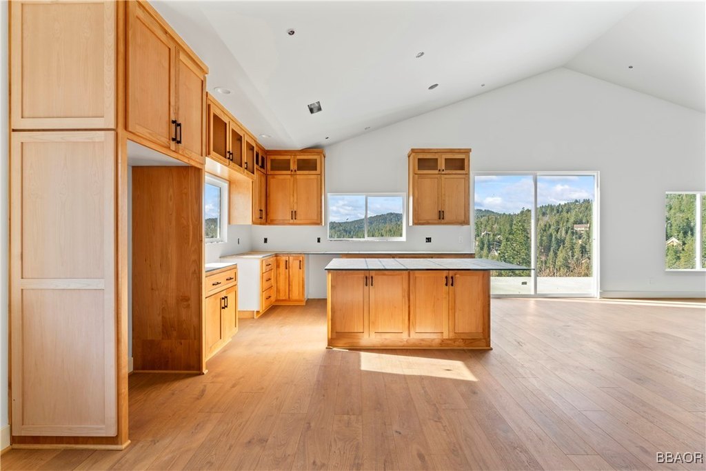 Lake Arrowhead, California, 92352, United States, 3 Bedrooms Bedrooms, ,4 BathroomsBathrooms,Residential,Forsale,1886286