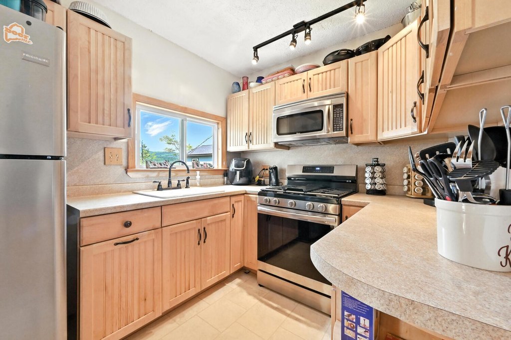 Peru, Maine, 04290, United States, 2 Bedrooms Bedrooms, ,2 BathroomsBathrooms,Residential,Forsale,1941249