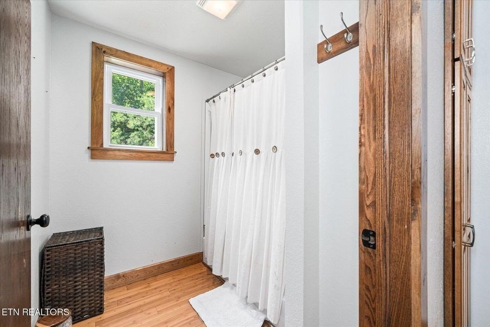 Deer Lodge, Tennessee, 37726, United States, 6 Bedrooms Bedrooms, ,2 BathroomsBathrooms,Residential,Forsale,1929820