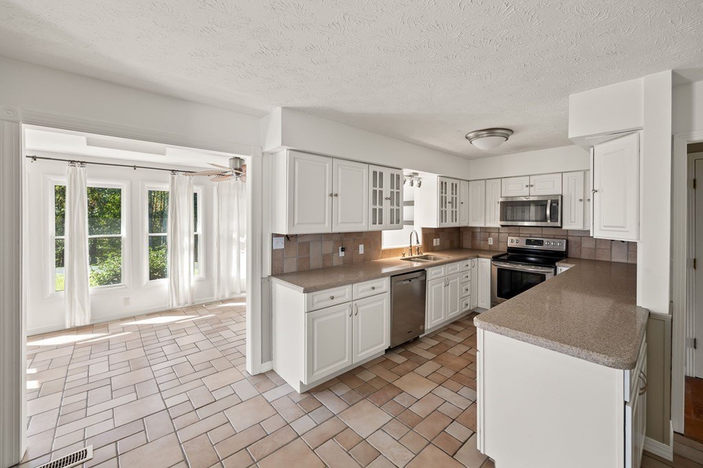 Byrdstown, Tennessee, 38549, United States, 2 Bedrooms Bedrooms, ,3 BathroomsBathrooms,Residential,Forsale,1996611