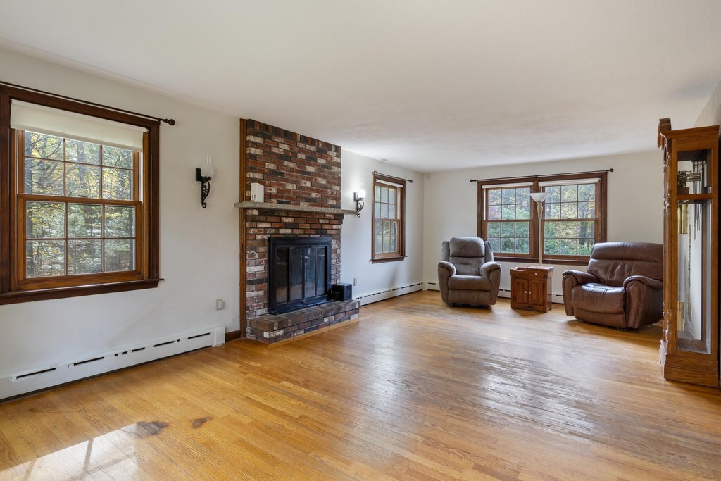 Eliot, Maine, 03903, United States, 4 Bedrooms Bedrooms, ,2 BathroomsBathrooms,Residential,Forsale,2002417