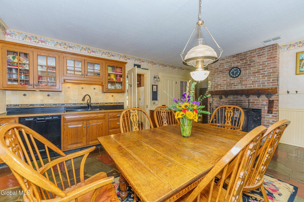 Schodack Landing, New York, 12156, United States, 7 Bedrooms Bedrooms, ,3 BathroomsBathrooms,Residential,Forsale,1953151