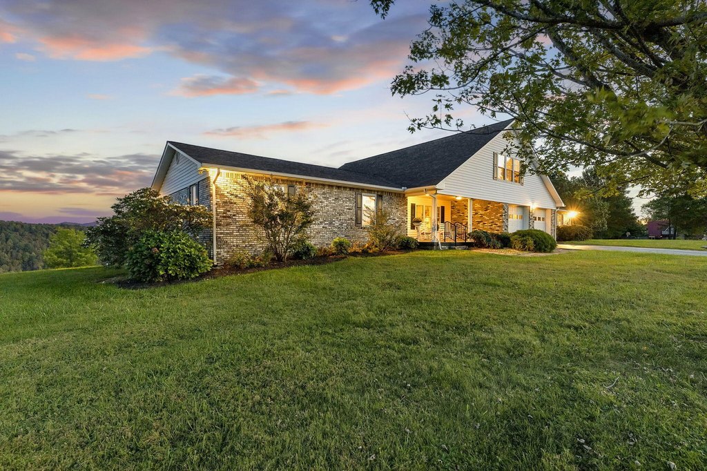 Sneedville, Tennessee, 37869, United States, 4 Bedrooms Bedrooms, ,3 BathroomsBathrooms,Residential,Forsale,1988736