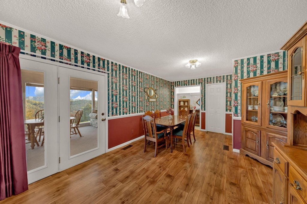 Sneedville, Tennessee, 37869, United States, 4 Bedrooms Bedrooms, ,3 BathroomsBathrooms,Residential,Forsale,1988736