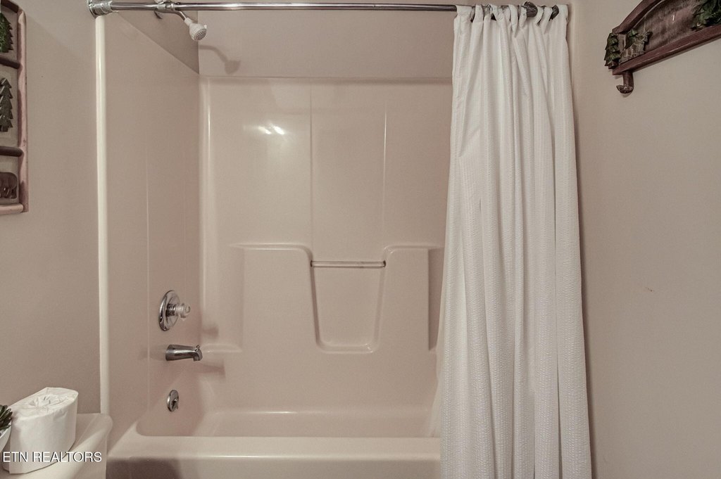 Sevierville, Tennessee, 37862, United States, 2 Bedrooms Bedrooms, ,3 BathroomsBathrooms,Residential,Forsale,1973611