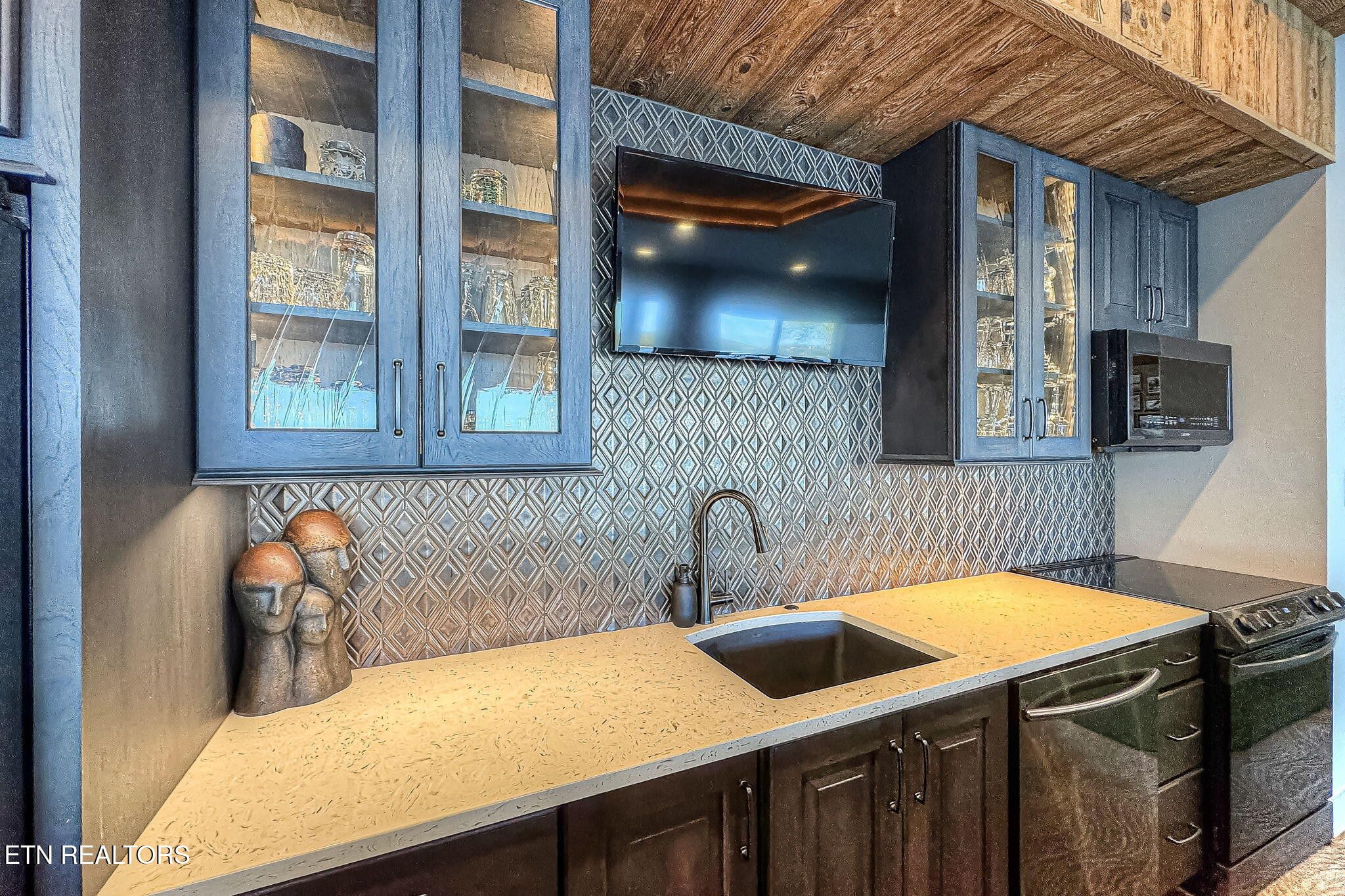 Loudon, Tennessee, 37774, United States, 5 Bedrooms Bedrooms, ,4 BathroomsBathrooms,Residential,Forsale,1973614