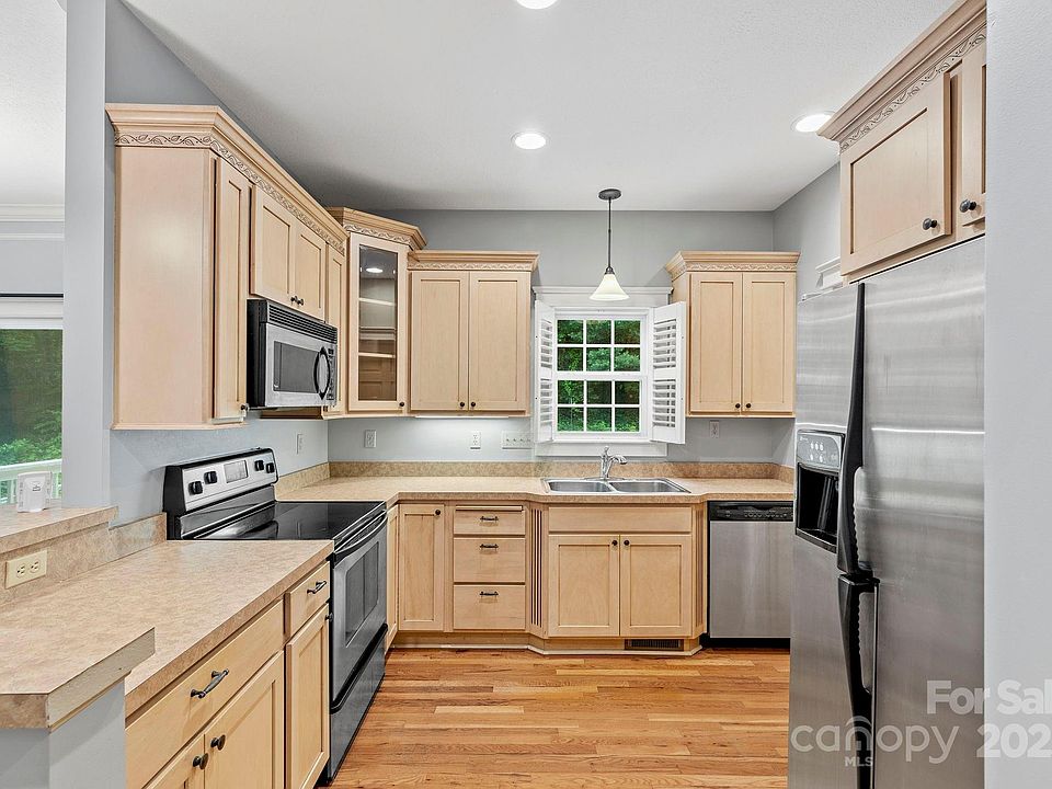 Hendersonville, North Carolina, 28739, United States, 3 Bedrooms Bedrooms, ,3 BathroomsBathrooms,Residential,Forsale,1986001