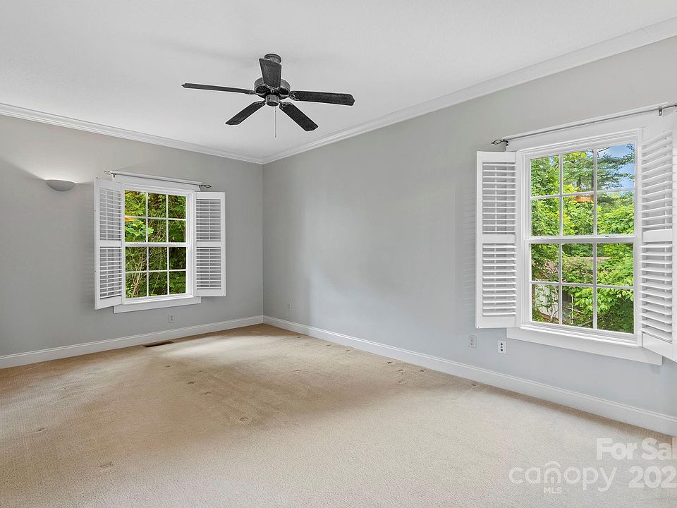 Hendersonville, North Carolina, 28739, United States, 3 Bedrooms Bedrooms, ,3 BathroomsBathrooms,Residential,Forsale,1986001