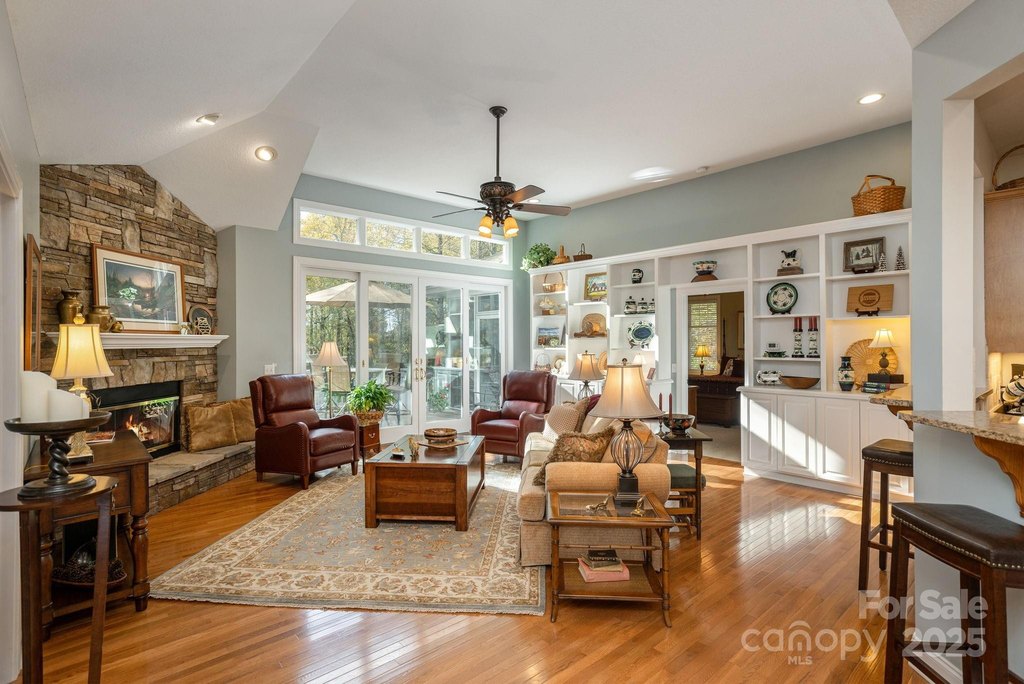 Flat Rock, North Carolina, 28731, United States, 3 Bedrooms Bedrooms, ,2.5 BathroomsBathrooms,Residential,Forsale,2004300