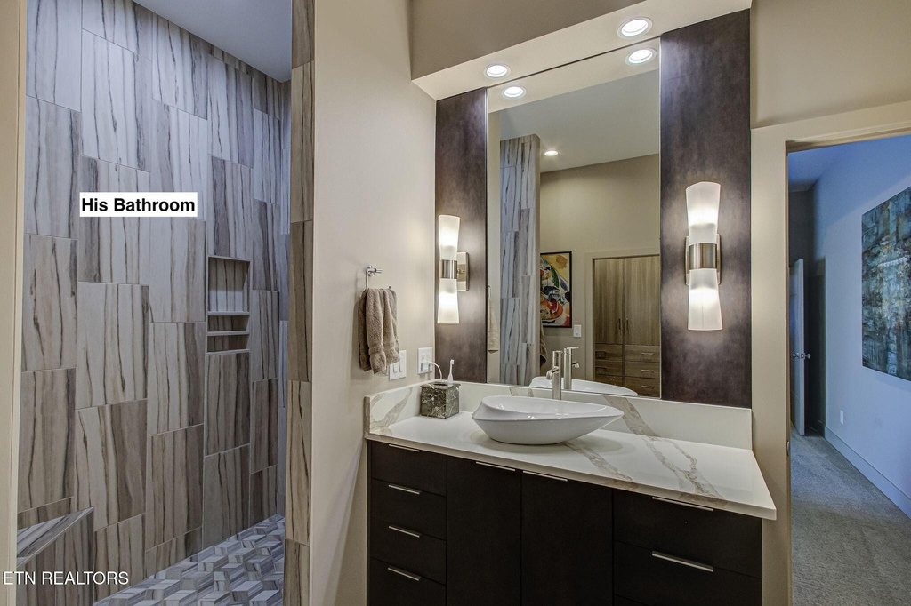 Loudon, Tennessee, 37774, United States, 5 Bedrooms Bedrooms, ,4.5 BathroomsBathrooms,Residential,Forsale,1999436