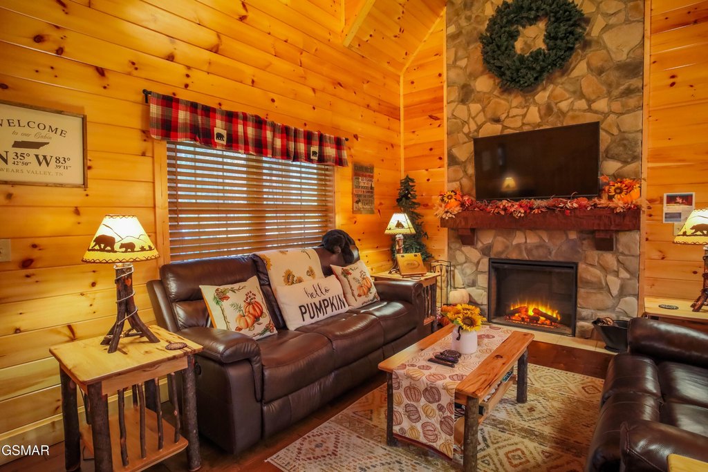 Sevierville, Tennessee, 37862, United States, 2 Bedrooms Bedrooms, ,2.5 BathroomsBathrooms,Residential,Forsale,1999461