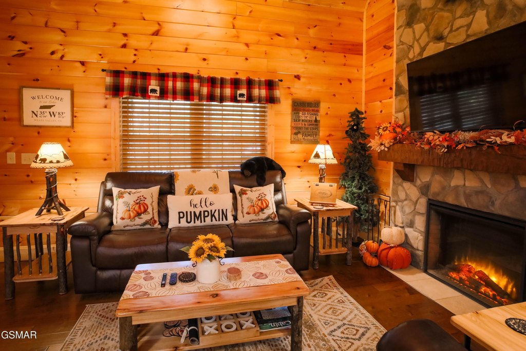 Sevierville, Tennessee, 37862, United States, 2 Bedrooms Bedrooms, ,2.5 BathroomsBathrooms,Residential,Forsale,1999461