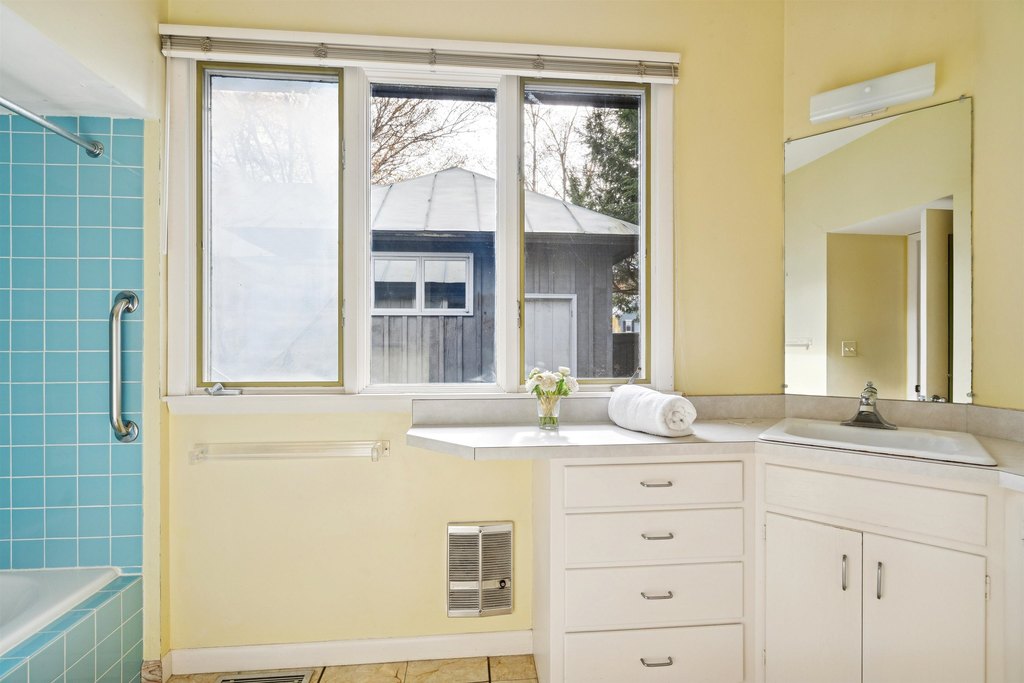 Woodstock, Vermont, 05091, United States, 2 Bedrooms Bedrooms, ,3.5 BathroomsBathrooms,Residential,Forsale,1999507