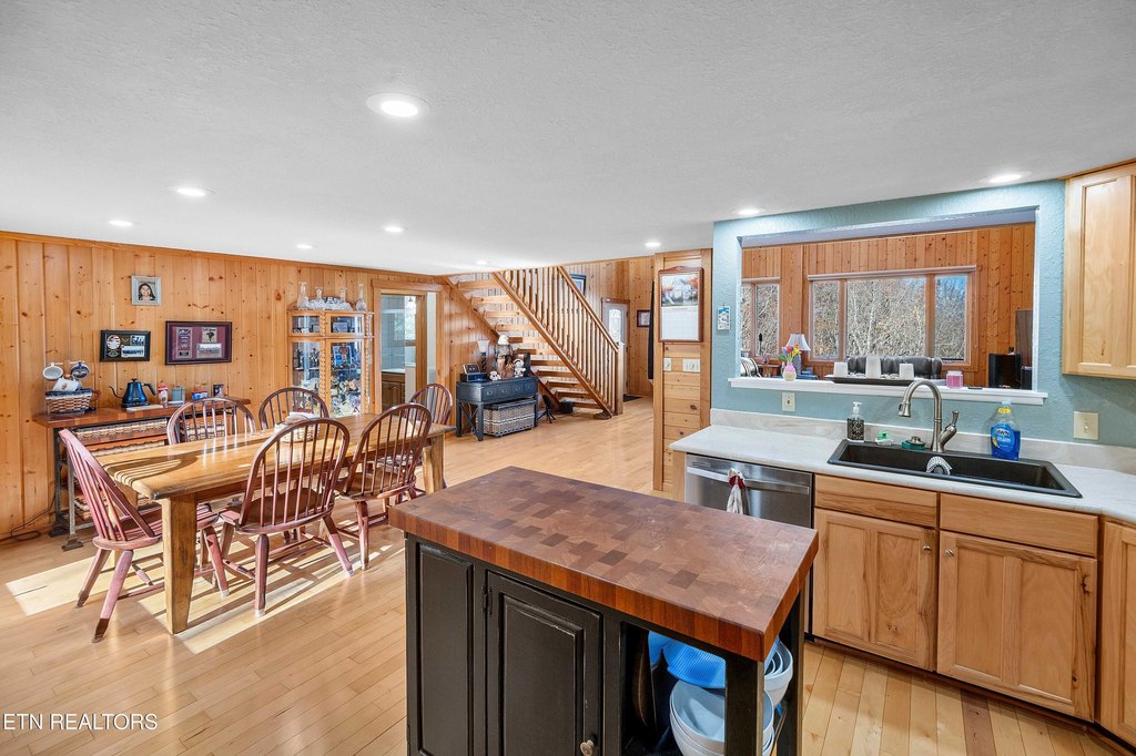 Cosby, Tennessee, 37722, United States, 2 Bedrooms Bedrooms, ,3 BathroomsBathrooms,Residential,Forsale,1999440