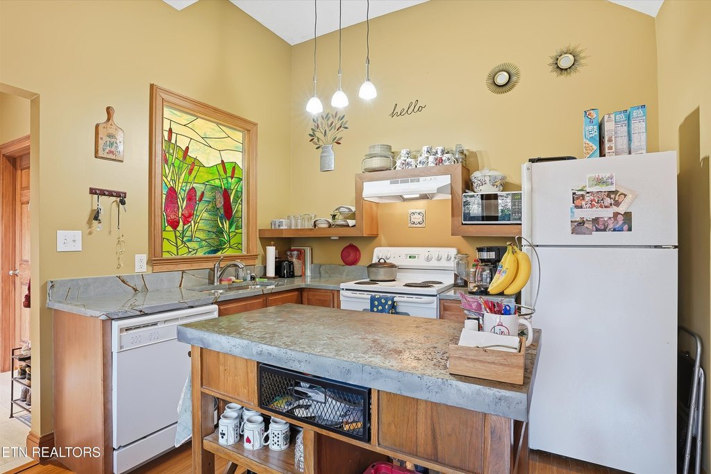 Maryville, Tennessee, 37803, United States, 2 Bedrooms Bedrooms, ,2.5 BathroomsBathrooms,Residential,Forsale,1999450