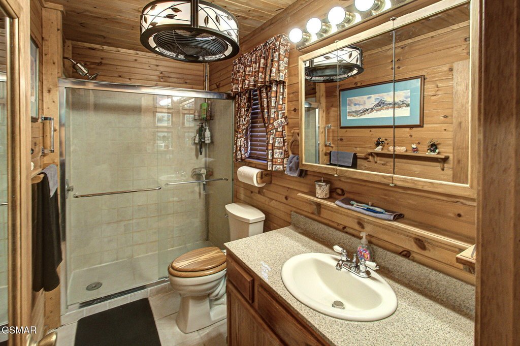 Gatlinburg, Tennessee, 37738, United States, 2 Bedrooms Bedrooms, ,2 BathroomsBathrooms,Residential,Forsale,1999455