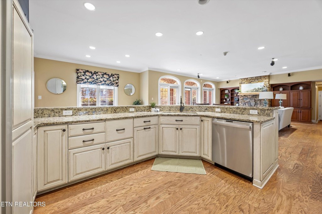 Maryville, Tennessee, 37803, United States, 5 Bedrooms Bedrooms, ,5.5 BathroomsBathrooms,Residential,Forsale,1999469