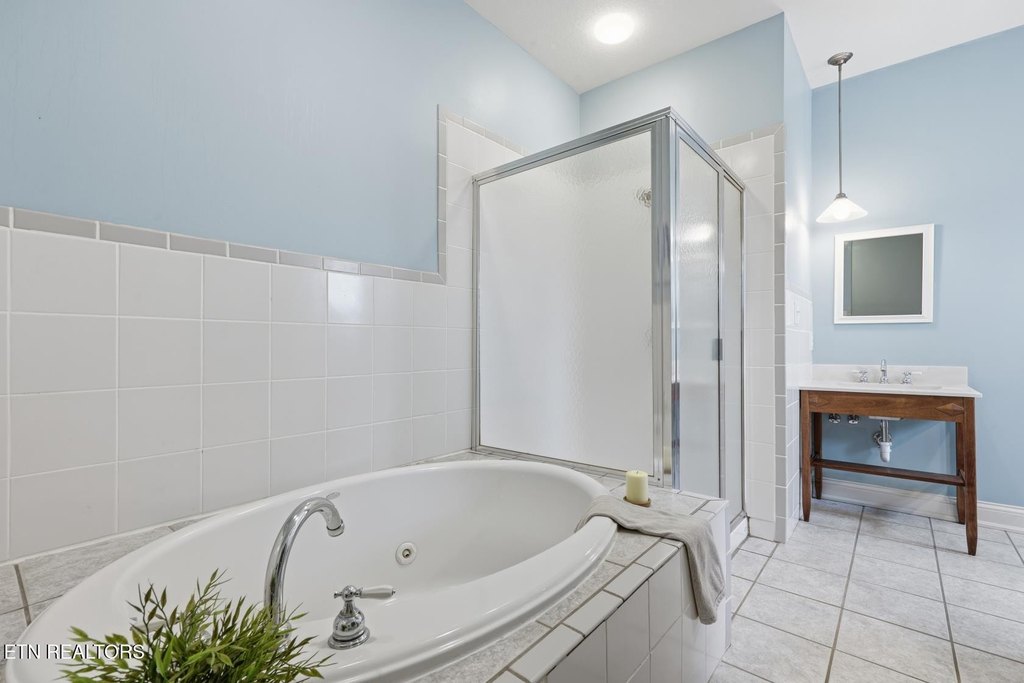 Kingston, Tennessee, 37763, United States, 4 Bedrooms Bedrooms, ,3.5 BathroomsBathrooms,Residential,Forsale,1893802