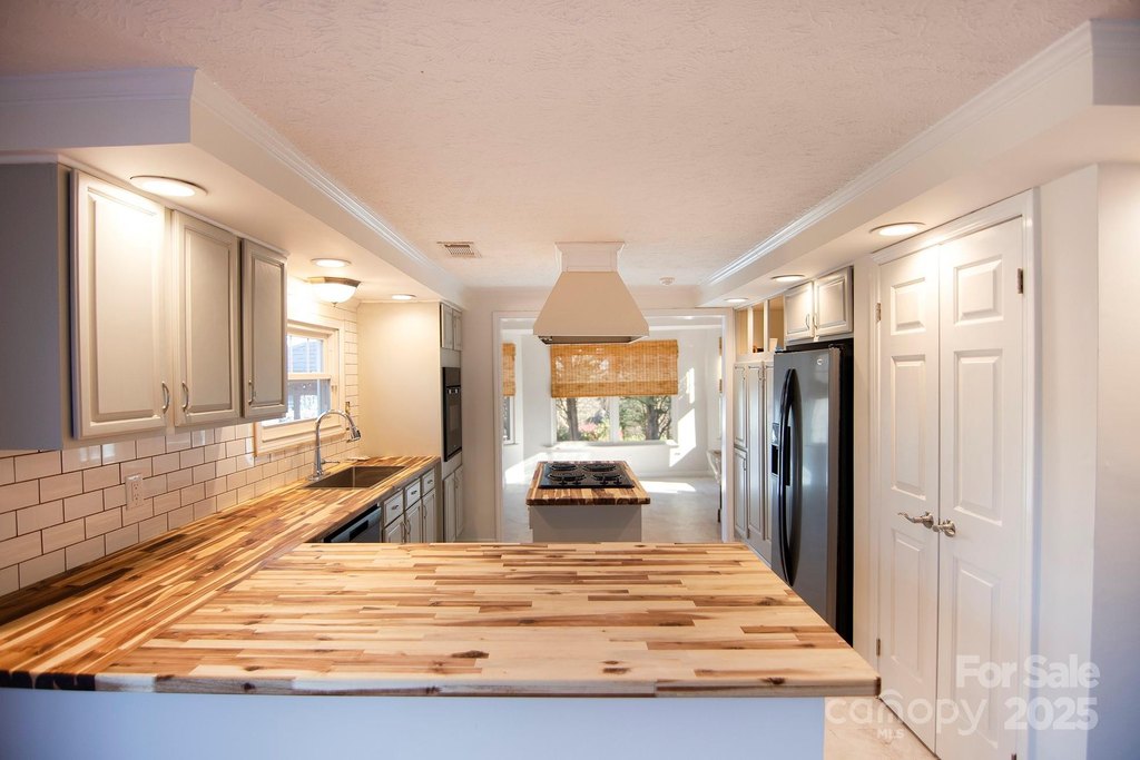 Hendersonville, North Carolina, 28792, United States, 3 Bedrooms Bedrooms, ,3 BathroomsBathrooms,Residential,Forsale,1960261