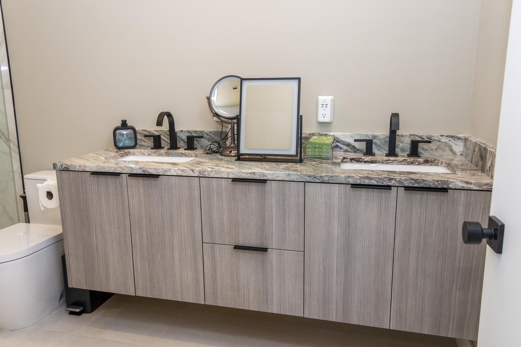 ISLAMORADA, Florida, 33036, United States, 5 Bedrooms Bedrooms, ,5.5 BathroomsBathrooms,Residential,Forsale,2011125