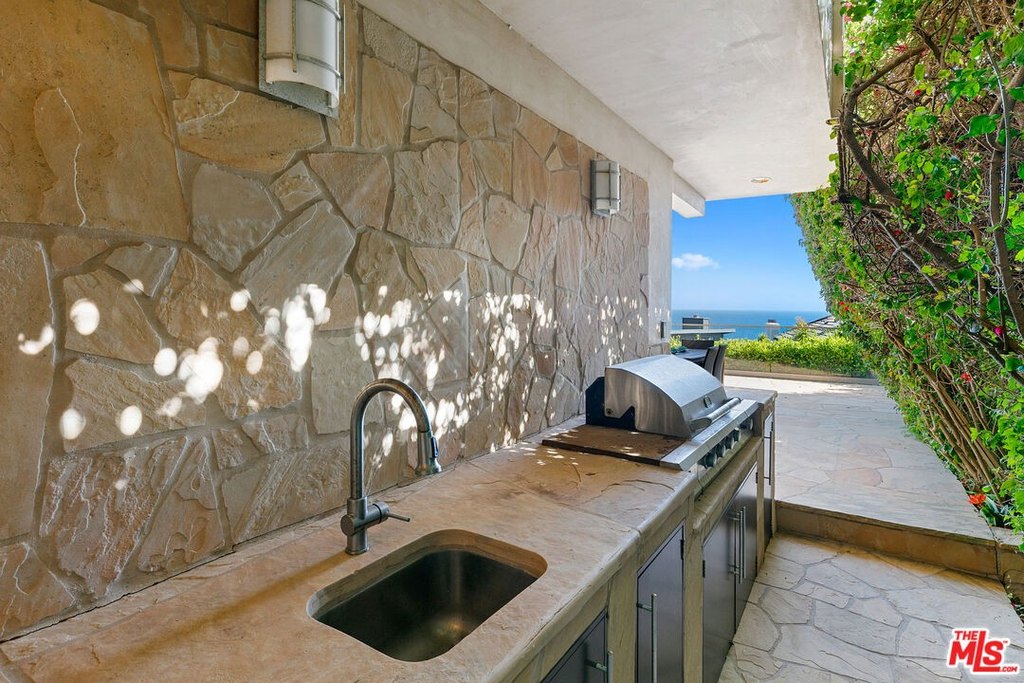 Malibu, California, 90265, United States, 3 Bedrooms Bedrooms, ,4 BathroomsBathrooms,Residential,Forsale,2001433