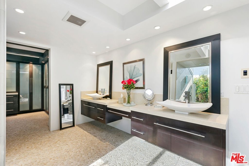 Malibu, California, 90265, United States, 3 Bedrooms Bedrooms, ,4 BathroomsBathrooms,Residential,Forsale,2001433