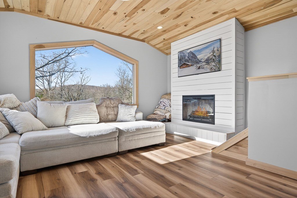 Pall Mall, Tennessee, 38577, United States, 2 Bedrooms Bedrooms, ,1.5 BathroomsBathrooms,Residential,Forsale,2010946