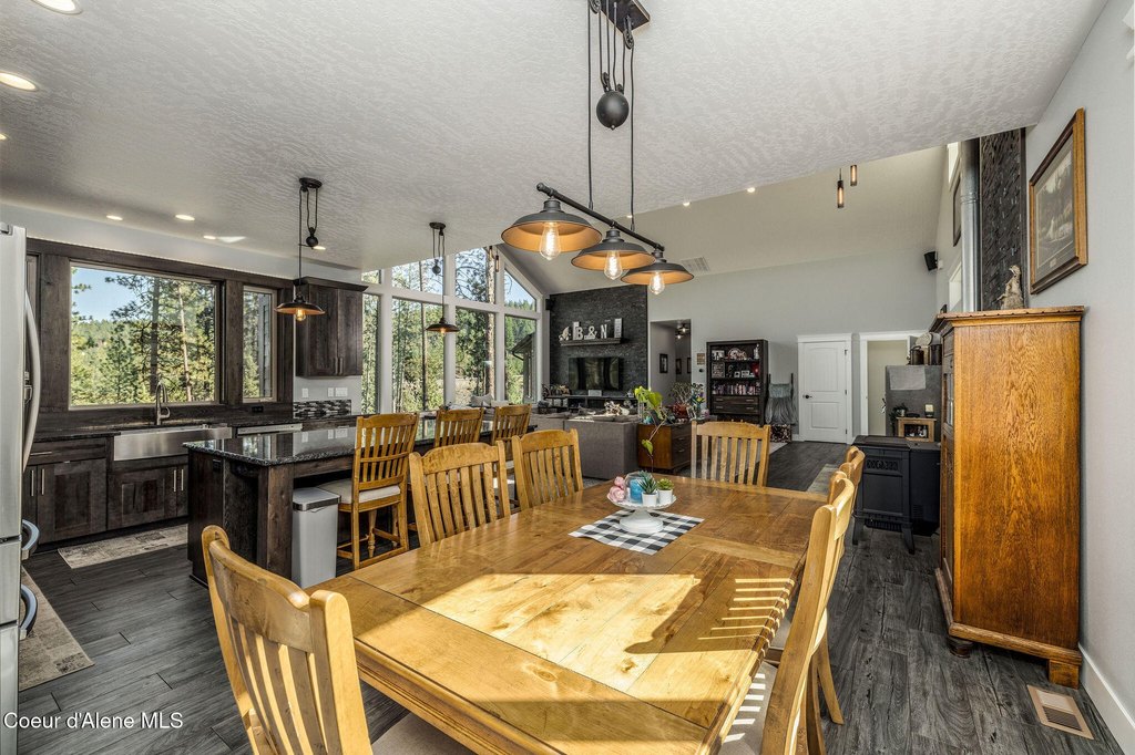Coeur d'Alene, Idaho, 83814, United States, 4 Bedrooms Bedrooms, ,3 BathroomsBathrooms,Residential,Forsale,1984580