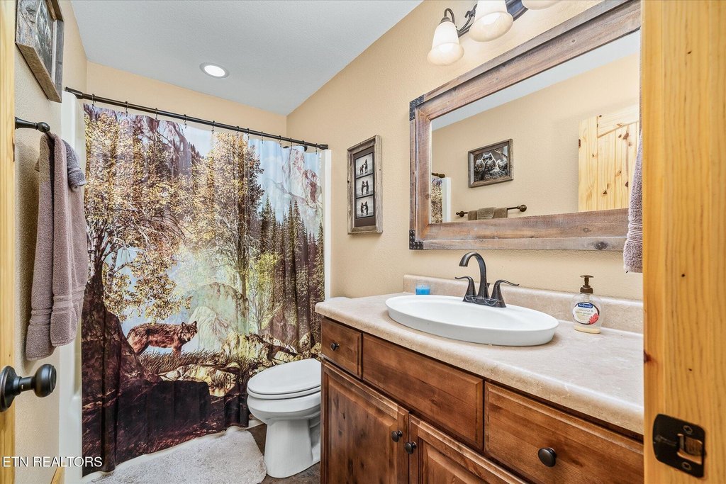 Jamestown, Tennessee, 38556, United States, 2 Bedrooms Bedrooms, ,2.5 BathroomsBathrooms,Residential,Forsale,1929822