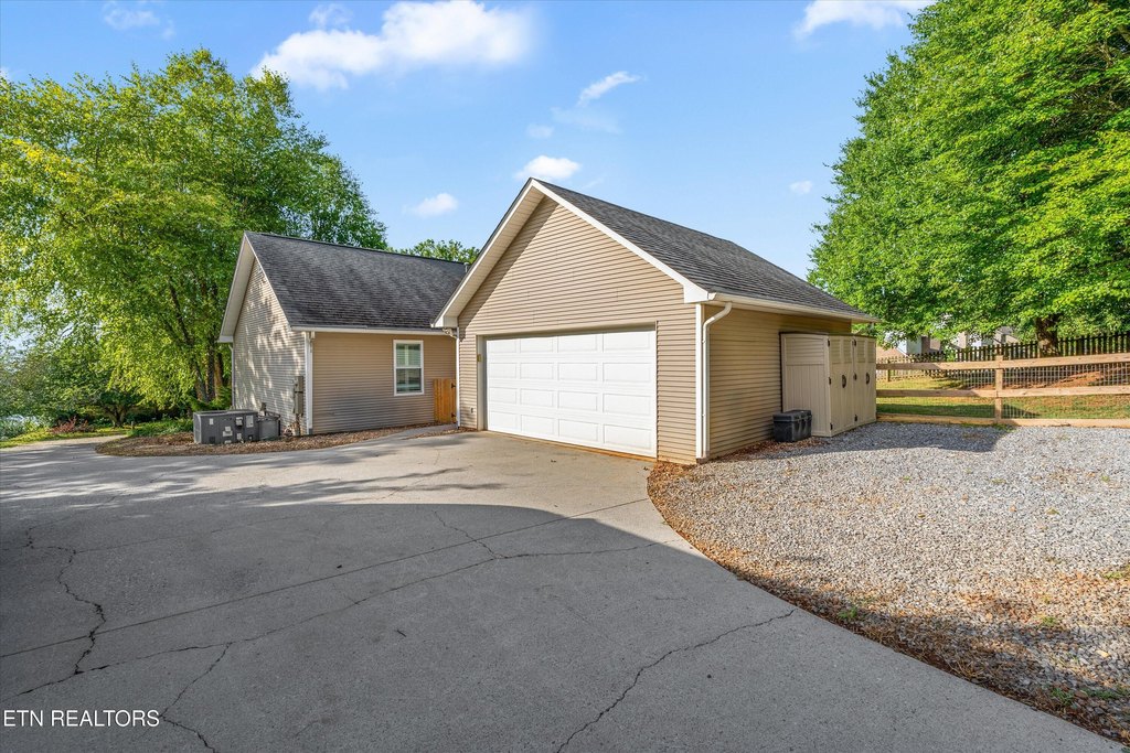 Maryville, Tennessee, 37803, United States, 3 Bedrooms Bedrooms, ,2 BathroomsBathrooms,Residential,Forsale,1952843