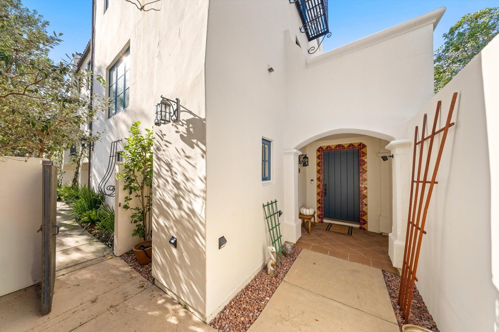 SANTA BARBARA, California, 93101, United States, 2 Bedrooms Bedrooms, ,2.5 BathroomsBathrooms,Residential,Forsale,2004320