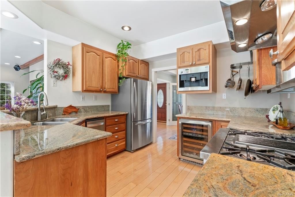 Lake Arrowhead, California, 92317, United States, 4 Bedrooms Bedrooms, ,4 BathroomsBathrooms,Residential,Forsale,1886288