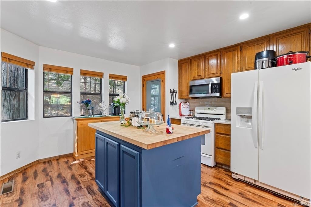 Lake Arrowhead, California, 92352, United States, 3 Bedrooms Bedrooms, ,3 BathroomsBathrooms,Residential,Forsale,1953303