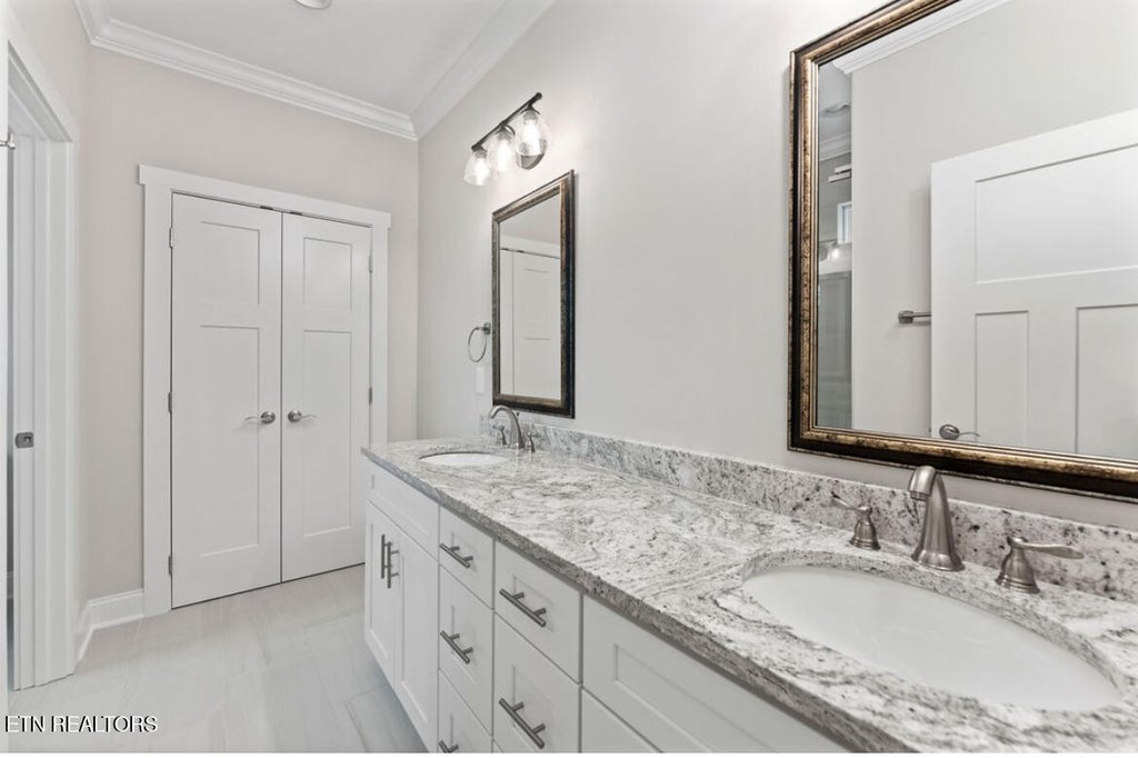 Lenoir City, Tennessee, 37771, United States, 5 Bedrooms Bedrooms, ,3.5 BathroomsBathrooms,Residential,Forsale,1999349