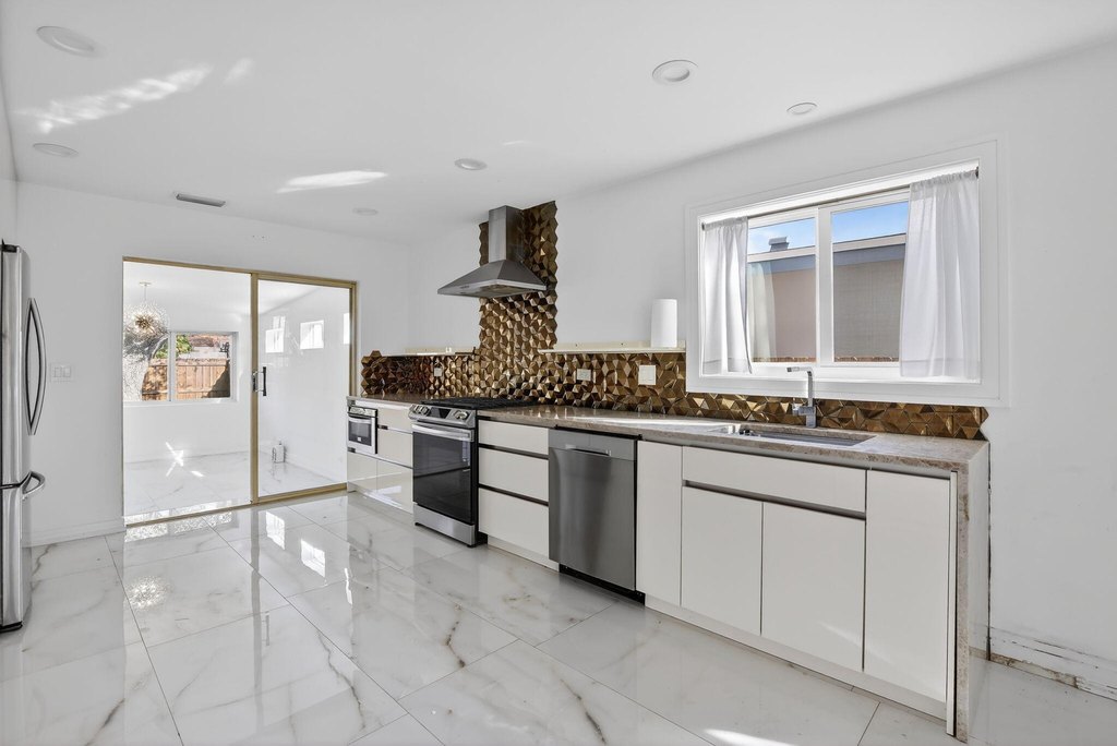 Hollywood, Florida, 33019, United States, 3 Bedrooms Bedrooms, ,2 BathroomsBathrooms,Residential,Forsale,2009886