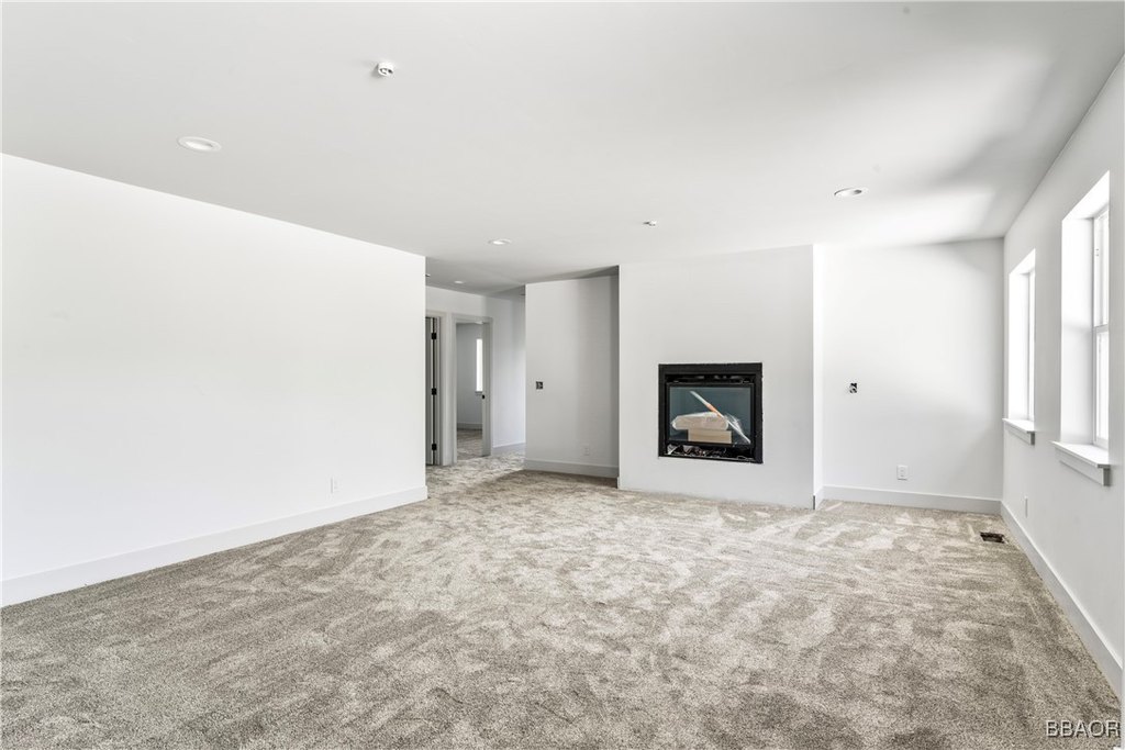 Lake Arrowhead, California, 92352, United States, 3 Bedrooms Bedrooms, ,4 BathroomsBathrooms,Residential,Forsale,1886286