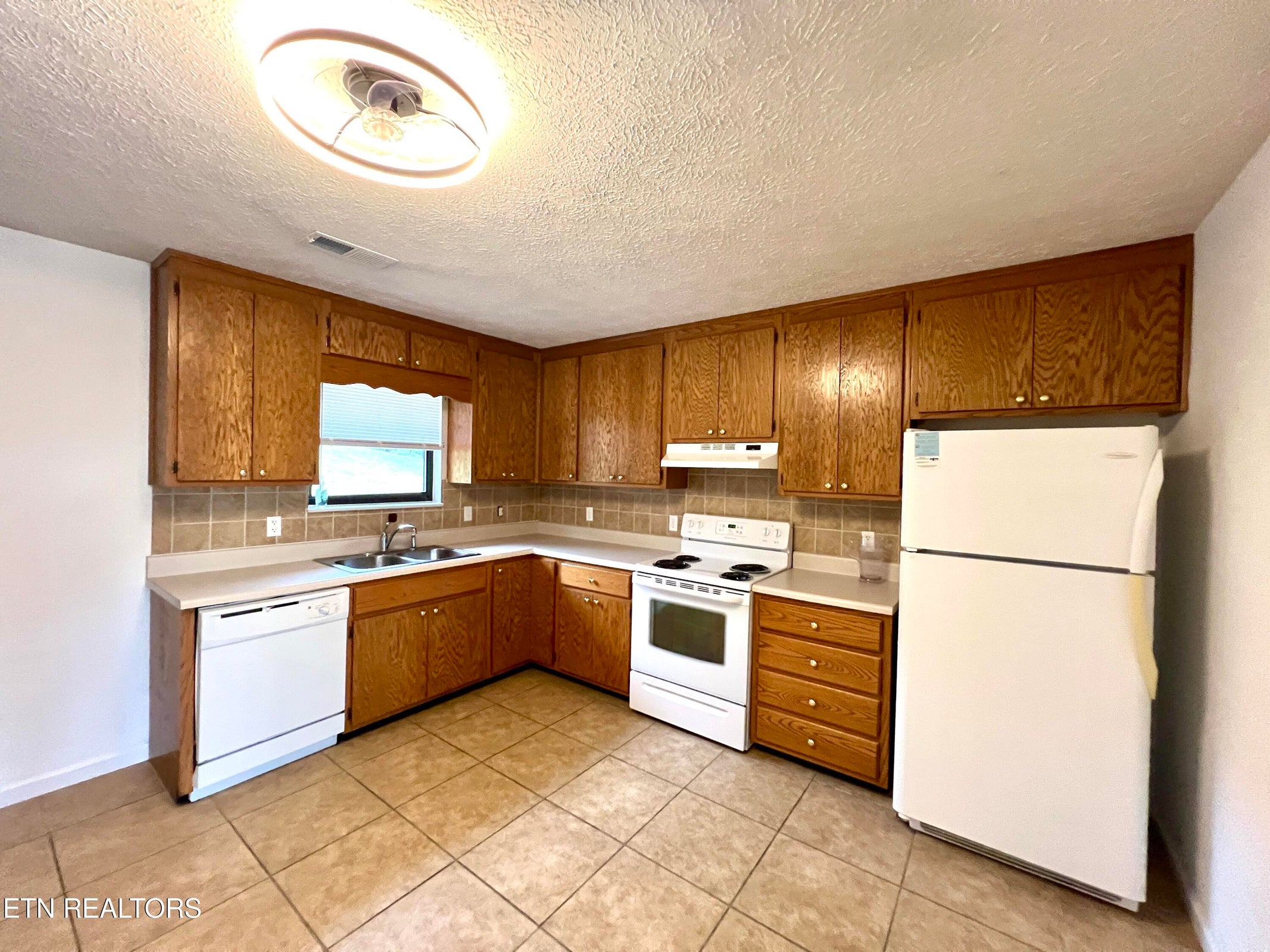 Kodak, Tennessee, 37764, United States, 2 Bedrooms Bedrooms, ,2 BathroomsBathrooms,Residential,Forsale,1973589