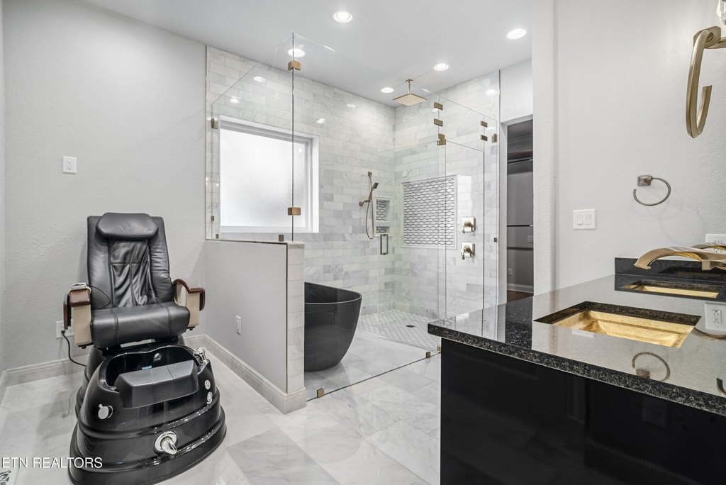 Friendsville, Tennessee, 37737, United States, 3 Bedrooms Bedrooms, ,5.5 BathroomsBathrooms,Residential,Forsale,1893721