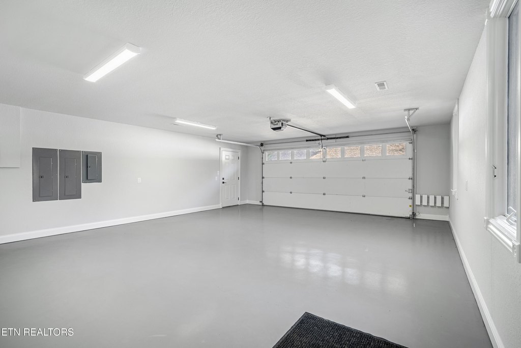 Friendsville, Tennessee, 37737, United States, 3 Bedrooms Bedrooms, ,5.5 BathroomsBathrooms,Residential,Forsale,1893721