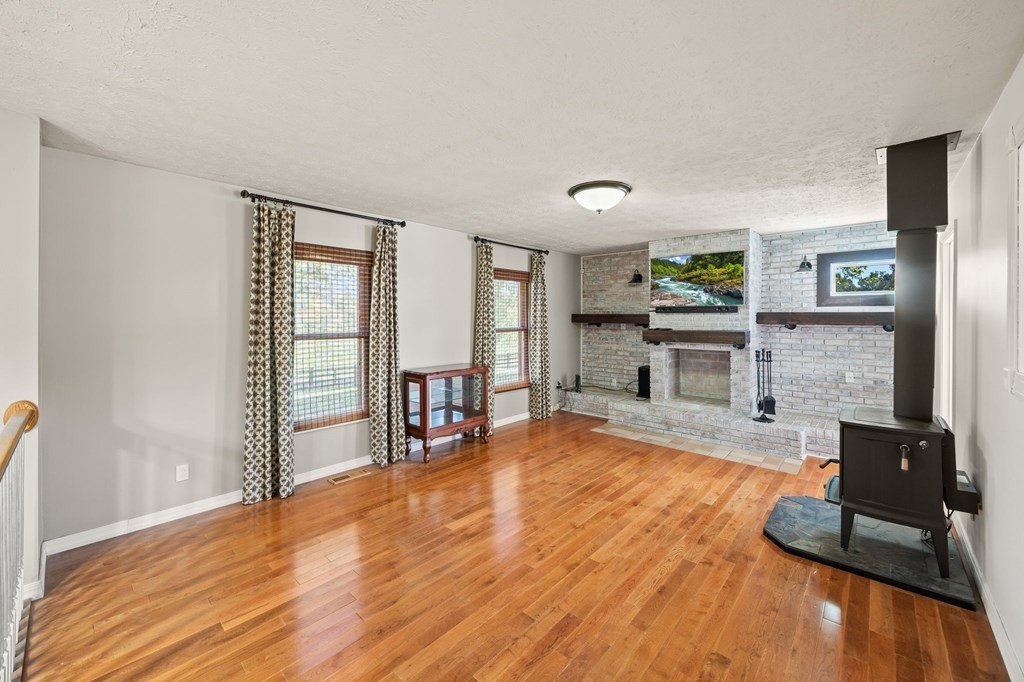 Byrdstown, Tennessee, 38549, United States, 2 Bedrooms Bedrooms, ,3 BathroomsBathrooms,Residential,Forsale,1996611