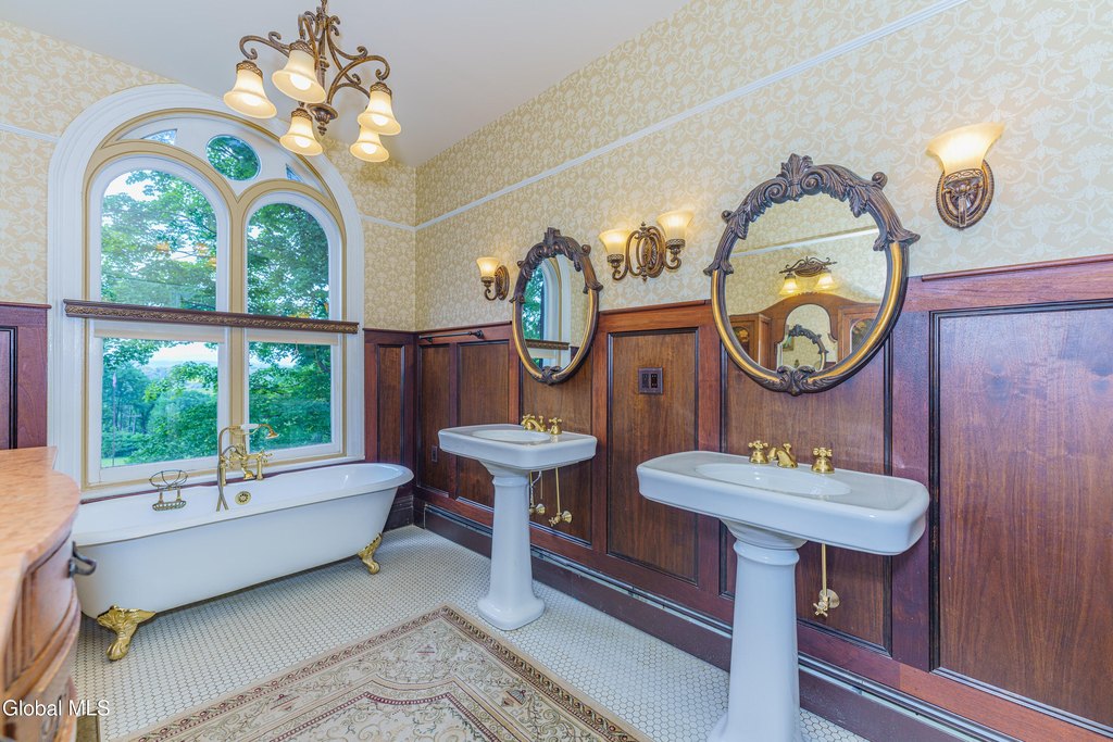Schodack Landing, New York, 12156, United States, 7 Bedrooms Bedrooms, ,3 BathroomsBathrooms,Residential,Forsale,1953151