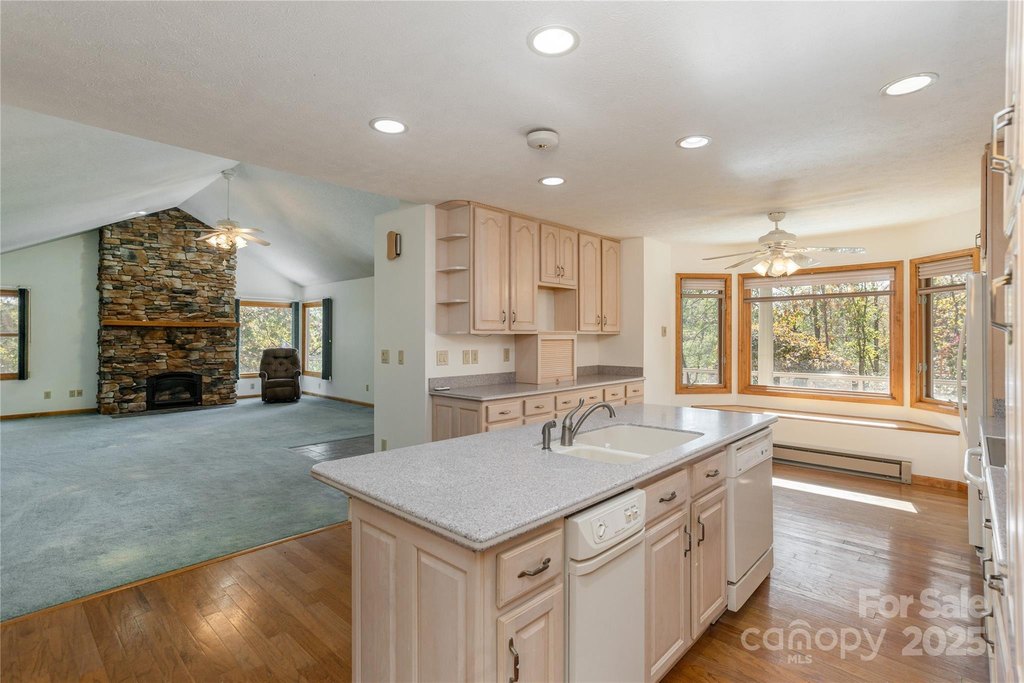 Hendersonville, North Carolina, 28792, United States, 3 Bedrooms Bedrooms, ,3 BathroomsBathrooms,Residential,Forsale,2004301