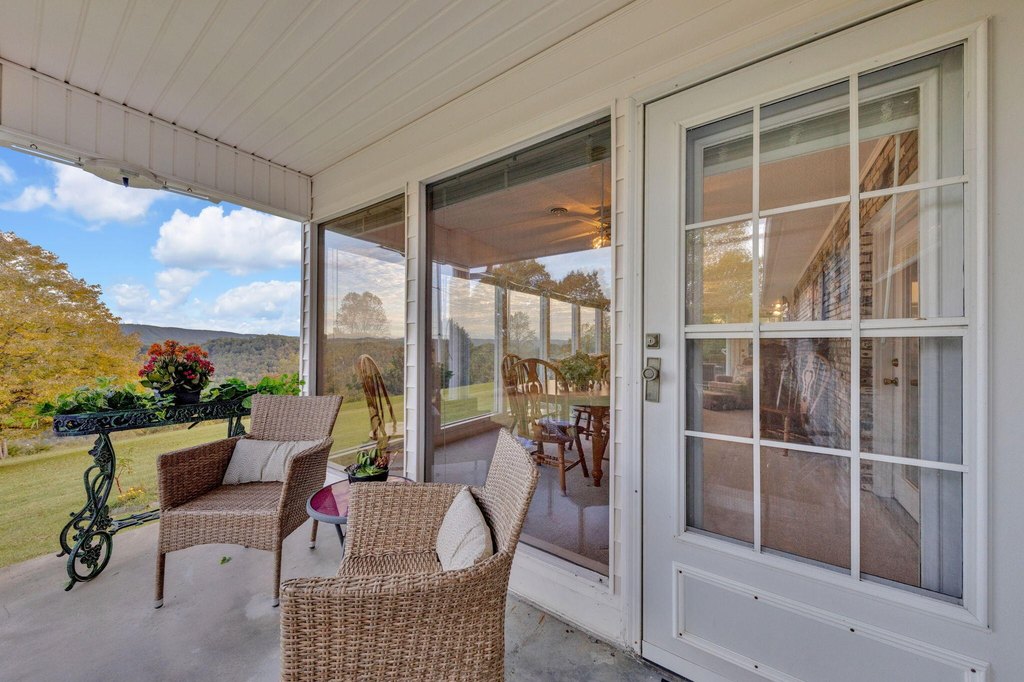 Sneedville, Tennessee, 37869, United States, 4 Bedrooms Bedrooms, ,3 BathroomsBathrooms,Residential,Forsale,1988736