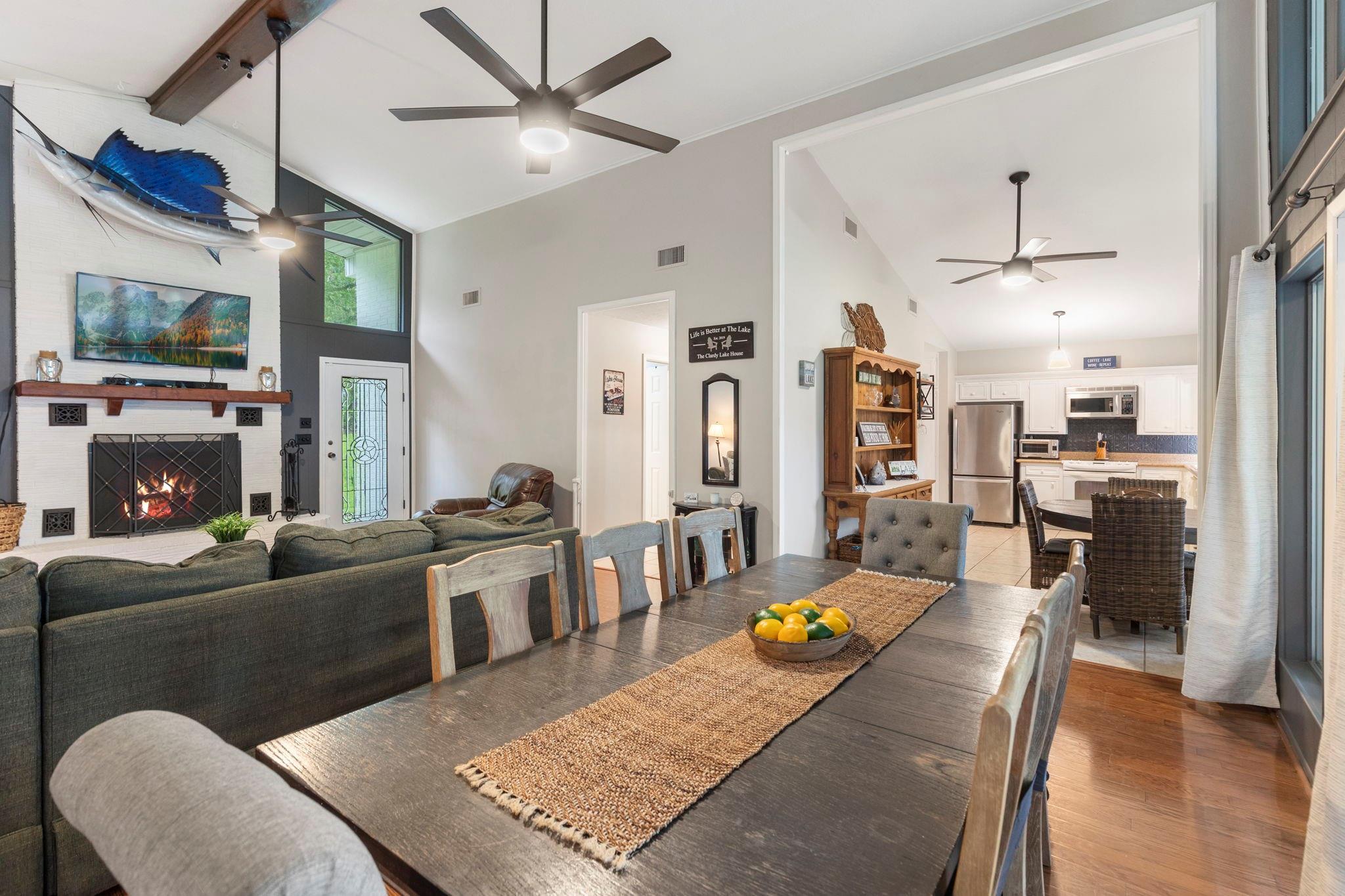 Huntsville, Texas, 77320, United States, 3 Bedrooms Bedrooms, ,3 BathroomsBathrooms,Residential,Forsale,1973441