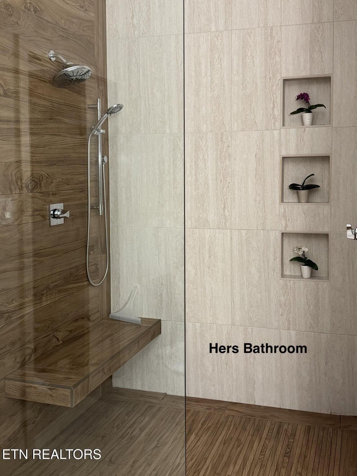 Loudon, Tennessee, 37774, United States, 5 Bedrooms Bedrooms, ,4 BathroomsBathrooms,Residential,Forsale,1973614