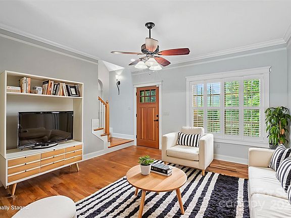 Hendersonville, North Carolina, 28739, United States, 3 Bedrooms Bedrooms, ,3 BathroomsBathrooms,Residential,Forsale,1986001