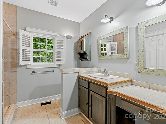 Hendersonville, North Carolina, 28739, United States, 3 Bedrooms Bedrooms, ,3 BathroomsBathrooms,Residential,Forsale,1986001