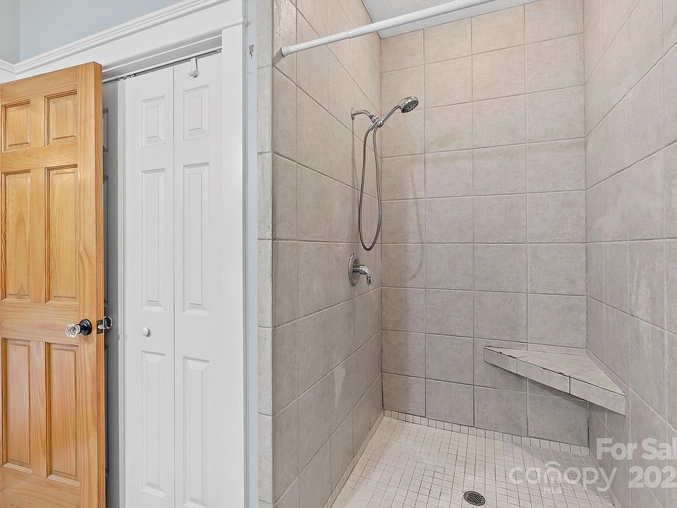 Hendersonville, North Carolina, 28739, United States, 3 Bedrooms Bedrooms, ,3 BathroomsBathrooms,Residential,Forsale,1986001