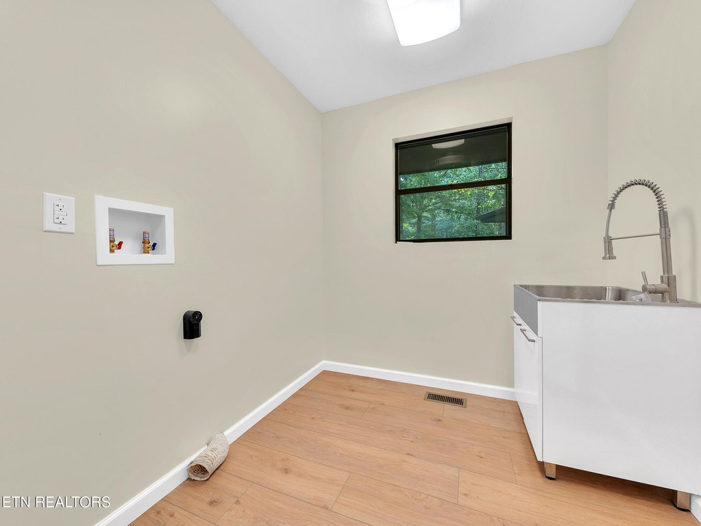 Crossville, Tennessee, 38572, United States, 3 Bedrooms Bedrooms, ,3 BathroomsBathrooms,Residential,Forsale,1959680